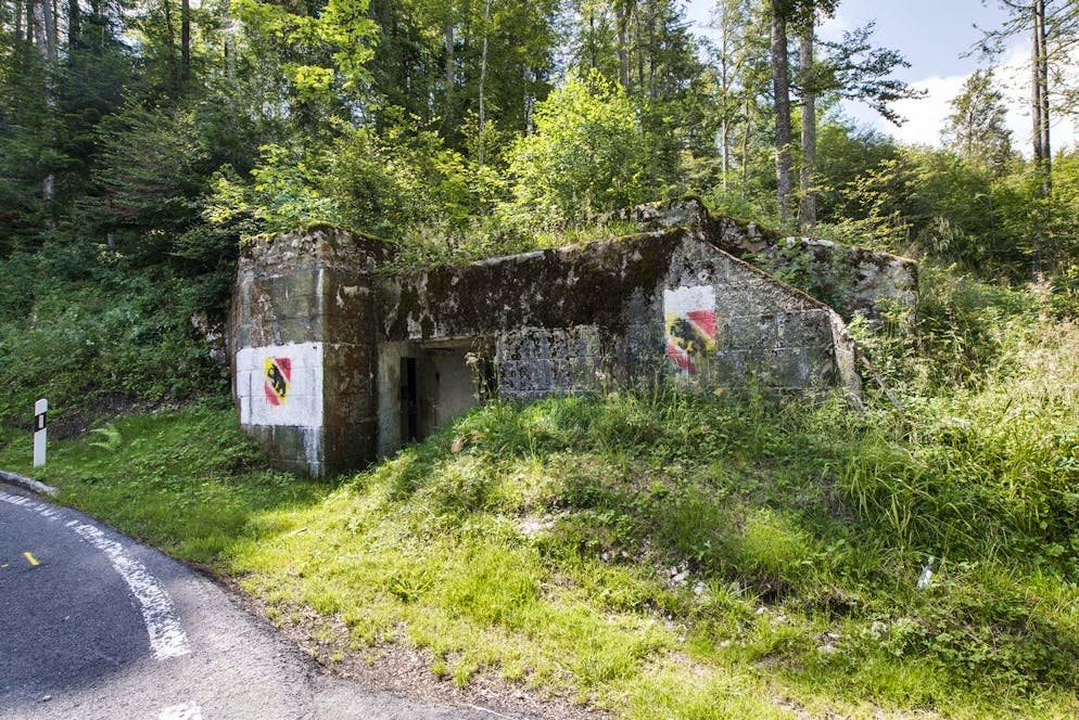 Welche Militärbauten Roman Bürgi abstossen würde, lässt er offen. Also auch, ob diese an der Strasse von St. Imier hinauf zum Chasseral zum Verkauf stehen wird.