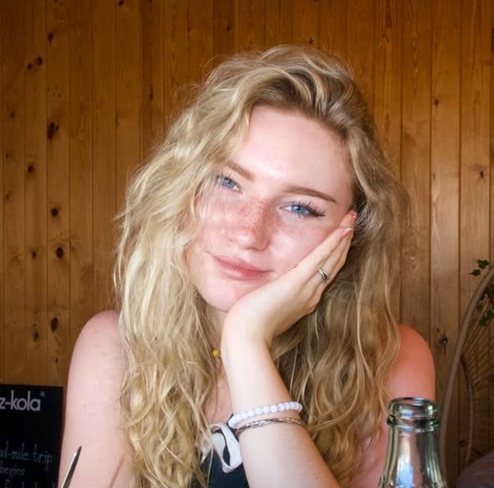 Franny ist Engländerin und Schweizerin. Auf Tiktok wurde sie bekannt, weil sie kein Geheimnis um ihre Legasthenie machte.