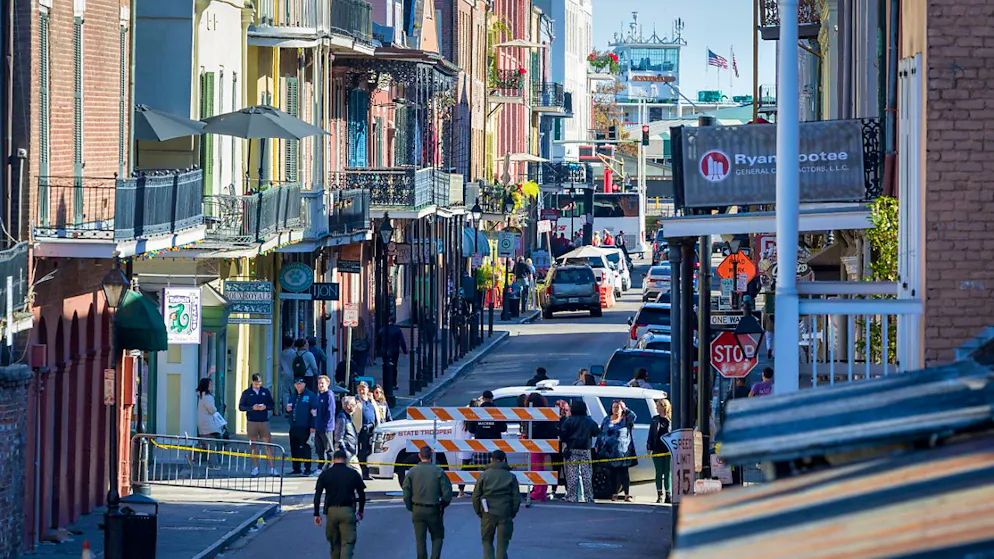 dpatopbilder - Die Polizei von New Orleans und Bundesbeamte untersuchen einen mutmaßlichen Terroranschlag auf der Bourbon Street. Foto: Chris Granger/The Times-Picayune/The New Orleans Advocate/AP/dpa - ACHTUNG: Nur zur redaktionellen Verwendung und nur mit vollständiger Nennung des vorstehenden Credits