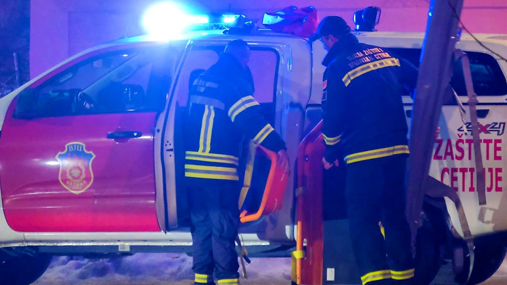 Rettungskräfte arbeiten am Ort einer Schießerei in Cetinje, Montenegro. Foto: Risto Bozovic/AP/dpa