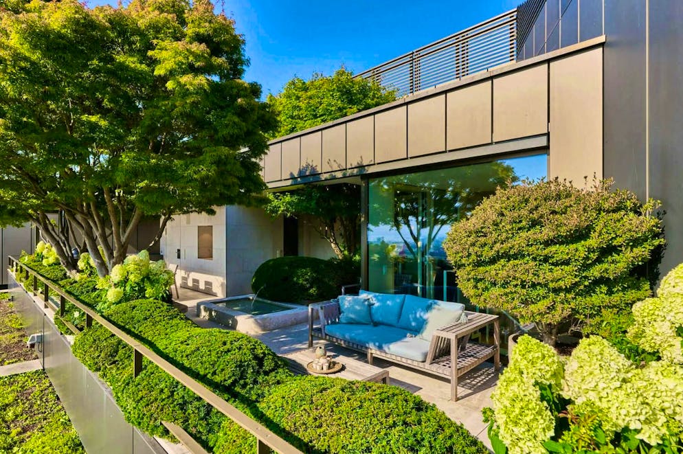 The luxury auction house Sotheby's is auctioning off a luxury penthouse in Zurich. The starting price is not yet known.