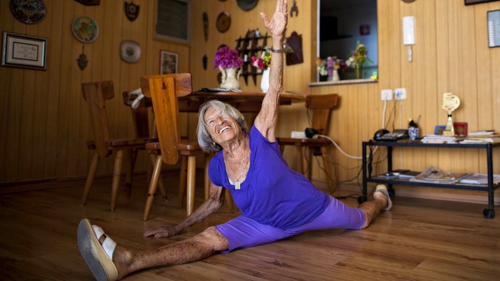 Auch in hohem Alter konnte Agnes Keleti noch den Spagat: Hier im Jahr 2012 im Alter von 91 Jahren.