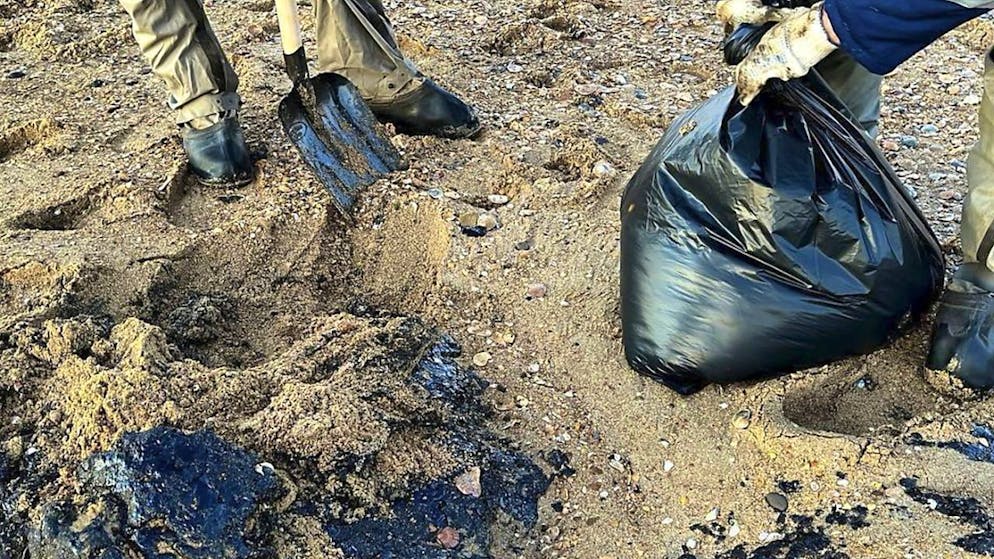 La marée noire n'en finit pas, à la suite de deux échouages de pétroliers le 15 décembre.