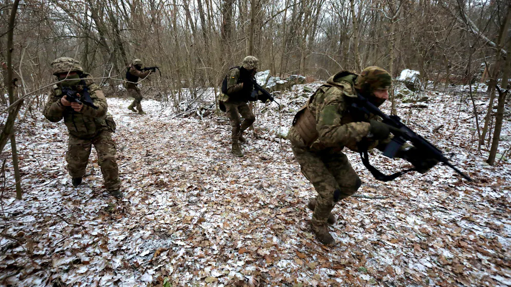 Ukrainische Soldaten bei einer Übung. (Symbolbild)