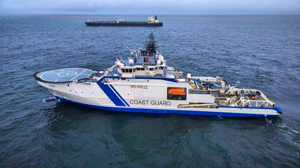 The Finnish Border Guard vessel Turva (foreground) and the oil tanker Eagle S off the coast of Finland. The oil tanker was traveling at the same time in the area where the power connection between Finland and Estonia was interrupted on Christmas Day. (archive picture)