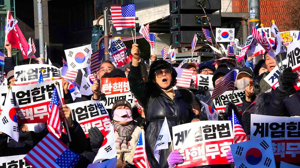 dpatopbilder - Supporters of impeached South Korean President Yoon protest near the presidential residence against the arrest warrant against Yoon. Photo: Ahn Young-joon/AP/dpa