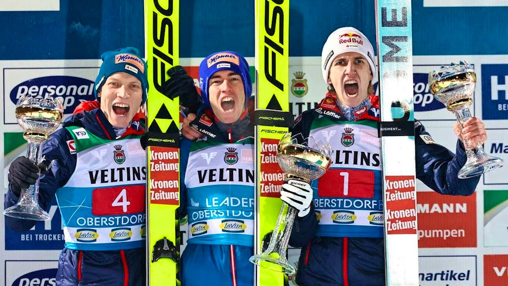 Jan Hörl, Stefan Kraft and Daniel Tschofenig (from left to right) - the Austrians dominate the Four Hills Tournament.