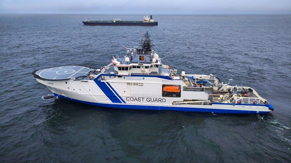 Das Schiff Turva des finnischen Grenzschutzes (vorne) und der Öltanker Eagle S vor der Küste Finnlands. Der Öltanker war zur gleichen Zeit in dem Gebiet unterwegs, in dem die Stromverbindung zwischen Finnland und Estland am Weihnachtstag unterbrochen wurde. (Archivbild)