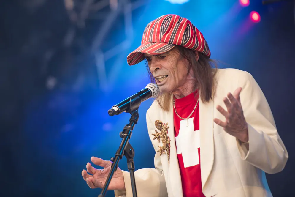 Le chanteur Bernie Constantin chante lors d'une soirée aux couleurs de la Suisse pour les 25 ans du festival Rock Oz'Arenes lors de la fête nationale en 2016 a Avenches. (KEYSTONE/Jean-Christophe Bott)