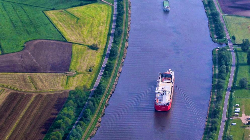 Shipping traffic on the Kiel Canal near Rendsburg in Schleswig-Holstein. (archive picture)