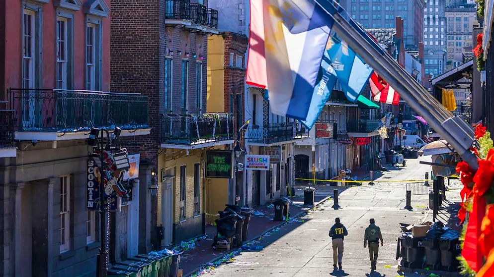 Die Polizei von New Orleans und Bundesbeamte untersuchen einen mutmaßlichen Terroranschlag auf der Bourbon Street. Im Zentrum der US-Südstaatenmetropole New Orleans ist ein Mann mit einem Auto in eine Menschenmenge gefahren. Foto: Chris Granger/The Times-Picayune/The New Orleans Advocate/AP/dpa - ACHTUNG: Nur zur redaktionellen Verwendung und nur mit vollständiger Nennung des vorstehenden Credits