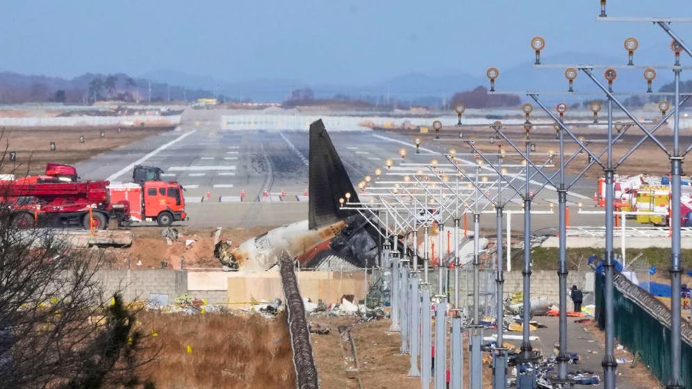Das Wrack einer Boeing 737-800 der südkoreanischen Fluggesellschaft Jeju Air liegt auf dem internationalen Flughafen Muan. Foto: Ahn Young-joon/AP/dpa
