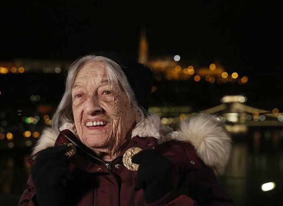 Con una delle sue cinque medaglie d'oro