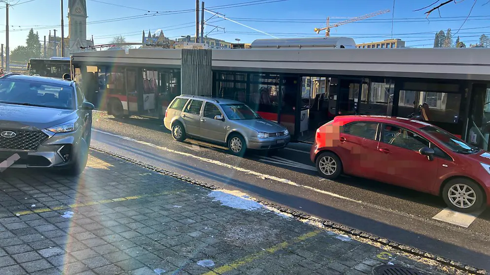 Ein Linienbus in St. Gallen ist am Dienstag an einer Ampel in stehende Autos geprallt.