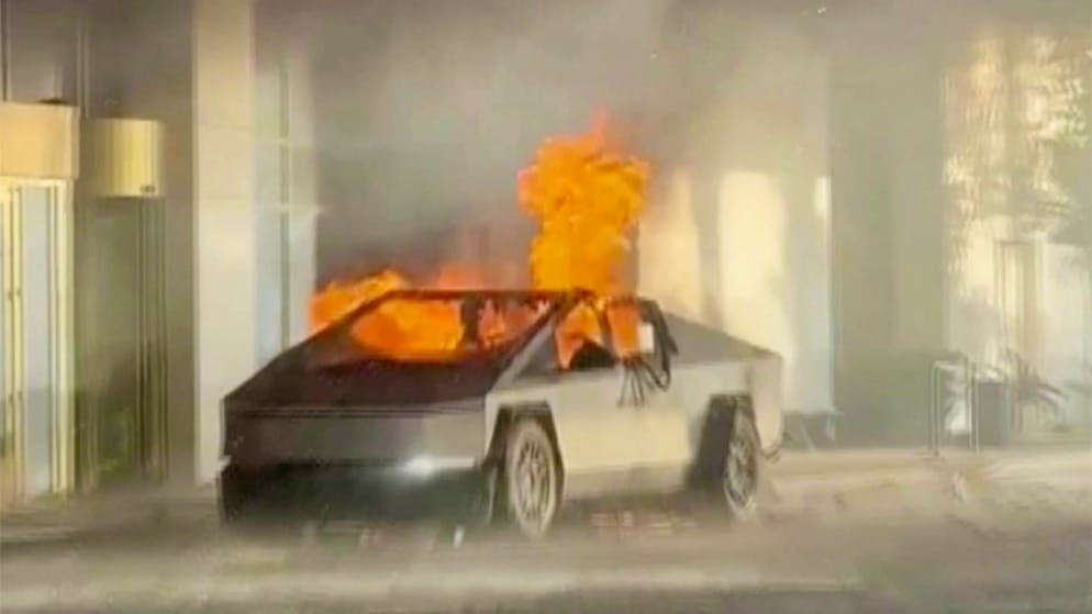 dpatopbilder - SCREENSHOT - Der Tesla Cybertruck, der vor dem Hotel des designierten US-Präsidenten Trump in Las Vegas explodierte. Foto: Uncredited/Alcides Antunes/AP/dpa - ACHTUNG: Nur zur redaktionellen Verwendung bis zum 15.01.2025 im Zusammenhang mit der aktuellen Berichterstattung und nur mit vollständiger Nennung des vorstehenden Credits