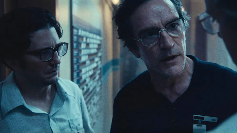«September 5» von Tim Fehlbaum: Schweizer Regisseur im Rennen um einen Golden Globe Award. Aus der Sicht von US-amerikanischen Journalist*innen wirft der Film moralische Fragen auf. Mit im Cast dabei: Ben Chaplin (r.) und John Magaro (l.).
