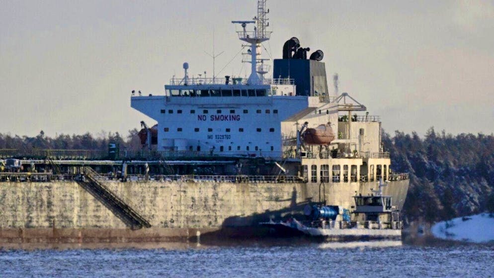 The maintenance vessel M/S Hessu can be seen next to the oil tanker "Eagle S". Photo: Vesa Moilanen/Lehtikuva/dpa