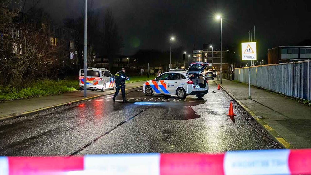 dpatopbilder - Die Polizei untersucht einen Straßenabschnitt im Stadtteil IJsselmonde, wo Patronenhülsen gefunden wurden. Foto: JOEY BREMER/ANP/dpa