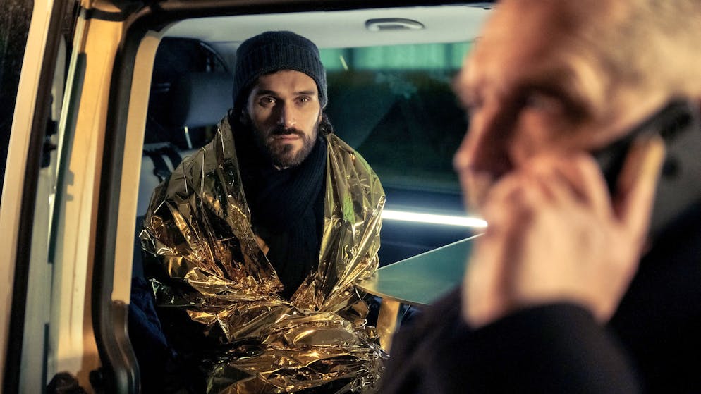 Was tun, wenn einem die Schulden über den Kopf wachsen?. David Gross (Vladimir Korneev, links) hat gerade erfahren, dass sein Lebensgefährte Fabian Pavlou brutal überfallen wurde.