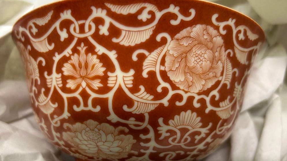 Una delle tazze da tè confiscate