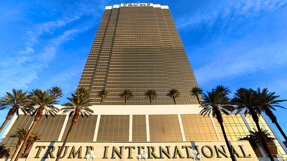 Das Trump International Hotel in Las Vegas. Foto: Bizuayehu Tesfaye/Las Vegas Review-Journal/AP/dpa - ACHTUNG: Nur zur redaktionellen Verwendung und nur mit vollständiger Nennung des vorstehenden Credits
