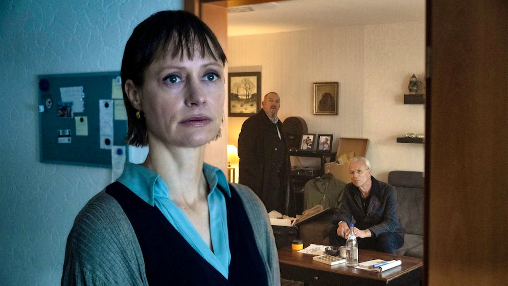 What to do when you're in over your head with debt?. Tax clerk Stefanie Schreiter (Katharina Marie Schubert) has big money worries through no fault of her own. However, she doesn't want to admit this to Freddy Schenk (Dietmar Bär) and Max Ballauf (Klaus J. Behrendt).