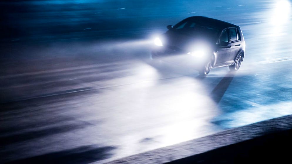 Der Bund rät, bei vereisendem Regen auf Autofahrten zu verzichten. (Archivbild)