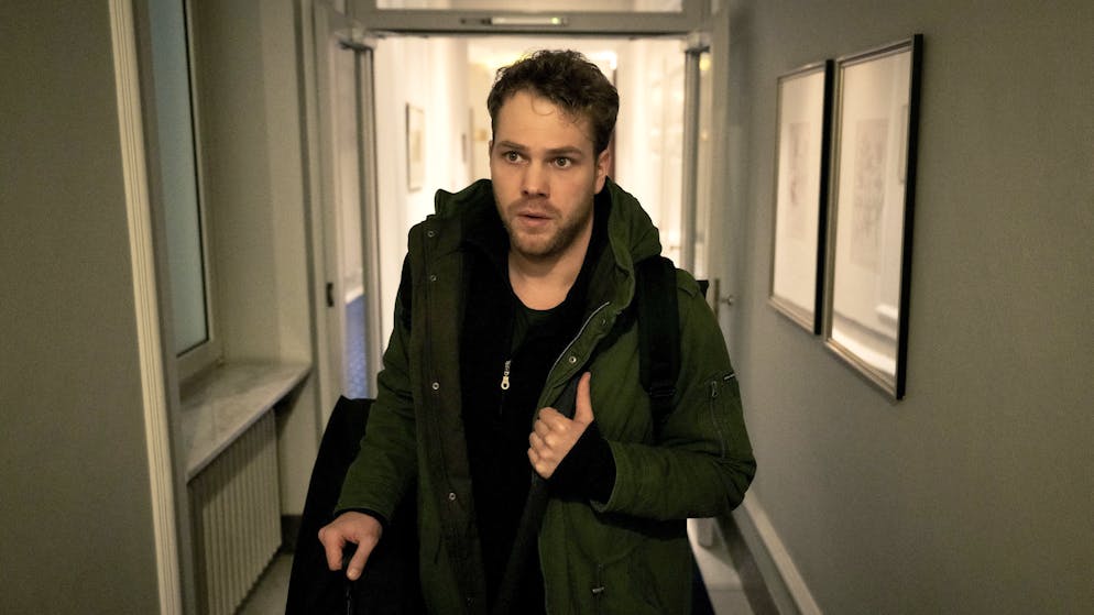 Was tun, wenn einem die Schulden über den Kopf wachsen?. Physiotherapeut Timo Eckhoff (Ben Münchow) arbeitet nebenbei als mobiler Masseur.