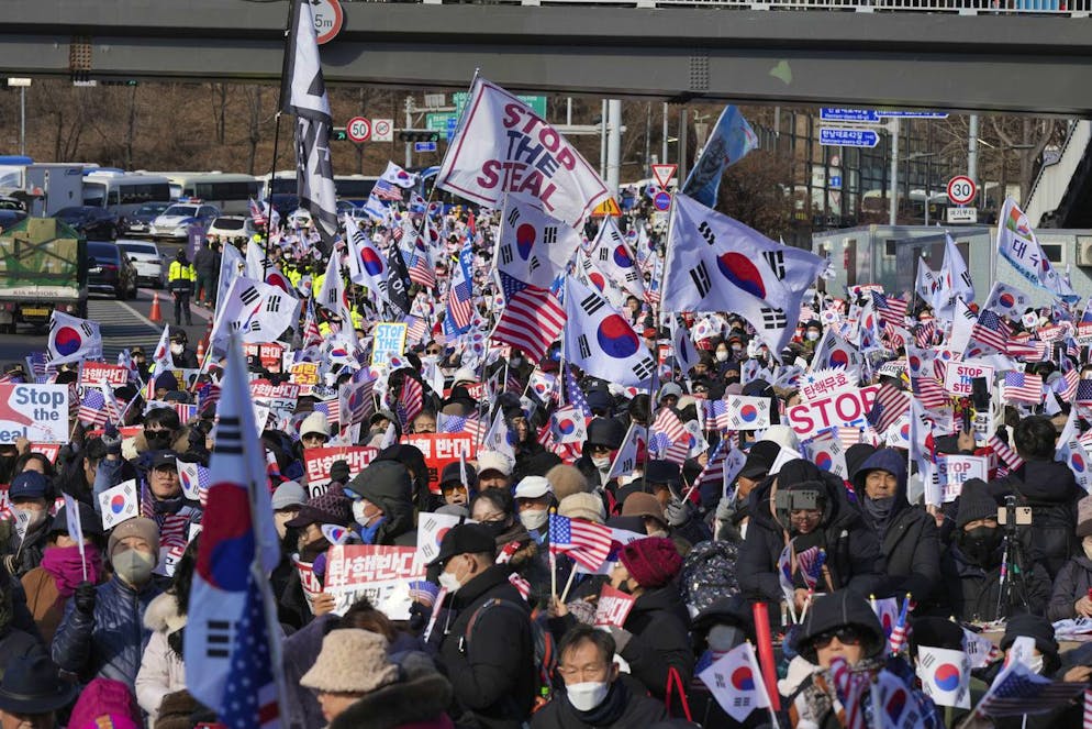 Des partisans du président sud-coréen Yoon Suk Yeol organisent un rassemblement pour s'opposer à l'émission d'un mandat d'arrêt par un tribunal, près de la résidence présidentielle à Séoul, en Corée du Sud, le vendredi 3 janvier 2025. Les lettres indiquent « Opposez vous à la destitution ». (AP Photo/Lee Jin-man)