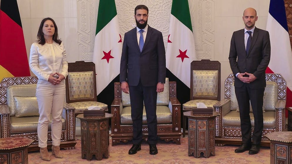 Ahmad al-Sharaa (al centro) in compagnia di Annalena Baerbock e Jean-Noel Barrot.