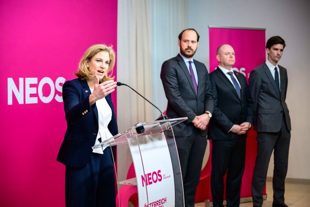 ABD0013_20250103 - WIEN - ÖSTERREICH: (v.l.) NEOS-Parteichefin Beate Meinl-Reisinger, Nikolaus Scherak, Markus Hofer und Douglas Hoyos am Freitag, 3. Jänner 2025, anlässlich eines Pressestatements zu den Koalitionsverhandlungen in Wien. - FOTO: APA/MAX SLOVENCIK