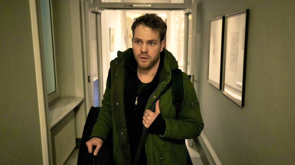 What to do when you're in over your head with debt?. Physiotherapist Timo Eckhoff (Ben Münchow) works as a mobile masseur on the side.