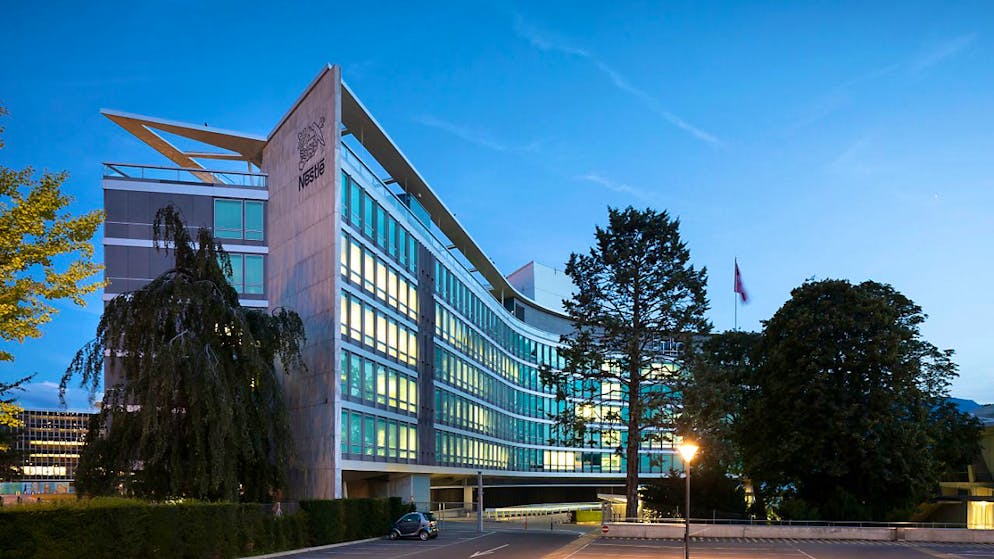 Nestlé zählt wie Roche und Novartis nach wie vor zu den 100 teuersten Unternehmen der Welt. Allerdings haben die drei Schweizer Grosskonzerne im Welt-Ranking einige Plätze verloren.(Archivbild)