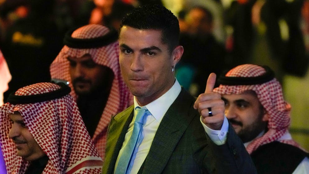 Cristiano Ronaldo wird in der Wüste vergoldet.