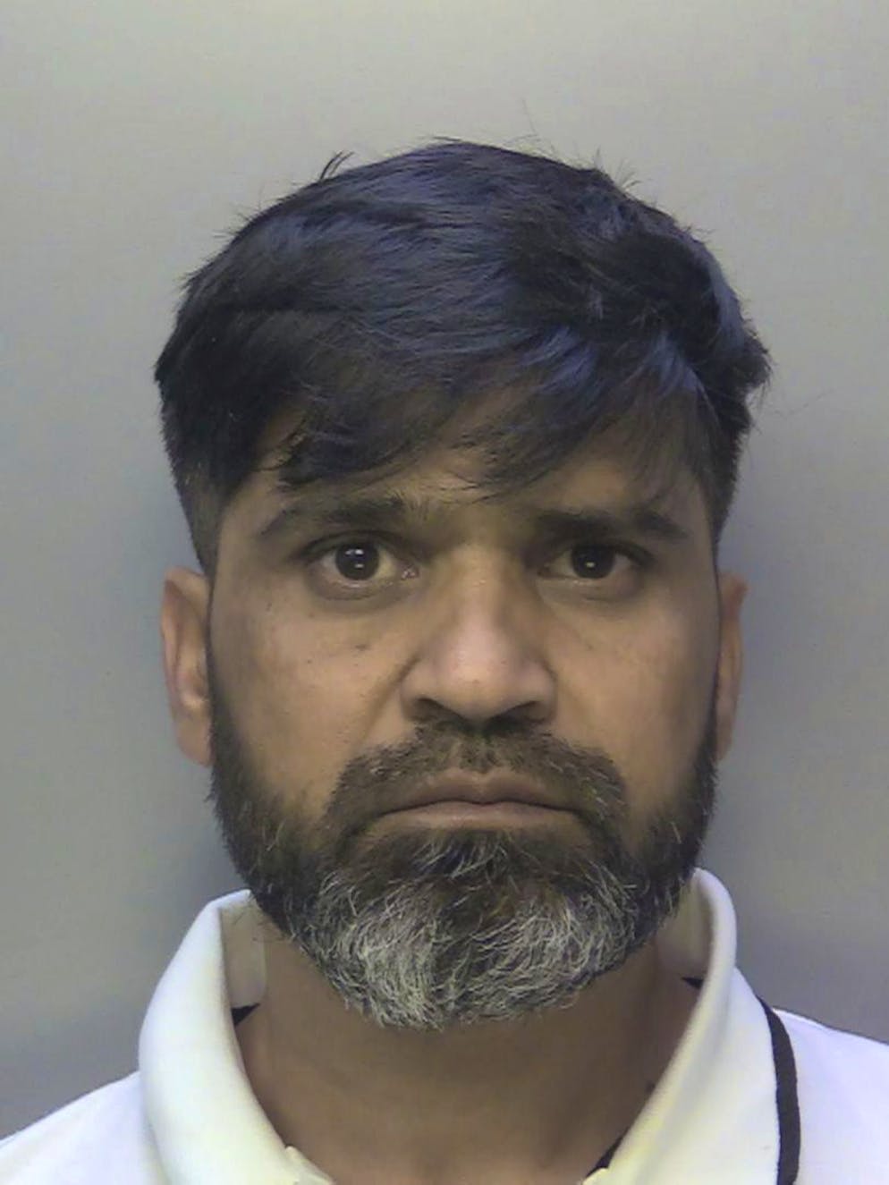 Cette photo de garde à vue non datée publiée par la police de Surrey montre Urfan Sharif, le père de Sara Sharif. (Police de Surrey via AP)