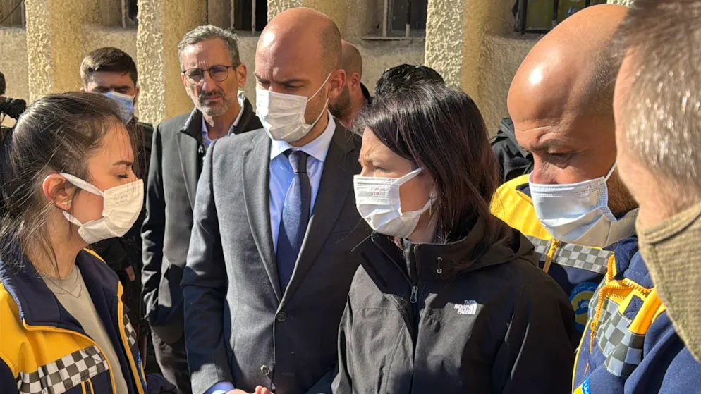 Die deutsche Außenministerin Annalena Baerbock (M) besichtigt zusammen mit dem französischen Außenminister Jean-Noël Barrot (2.v.l.) das berüchtigte Foltergefängnis Saidnaja. Foto: Jörg Blank/dpa