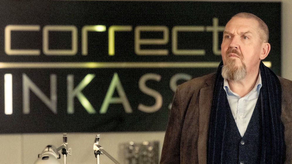 Was tun, wenn einem die Schulden über den Kopf wachsen?. Kommissar Freddy Schenk (Dietmar Bär) befragt die Mitarbeitenden jenes Inkasso-Unternehmens, in dem der Verschwundene als Geldeintreiber arbeitete.