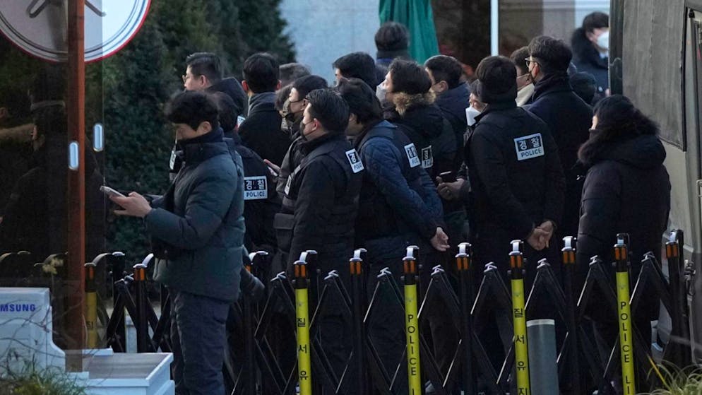 dpatopbilder - Polizeibeamte treffen am Tor der Präsidentenresidenz ein. Foto: Lee Jin-man/AP/dpa