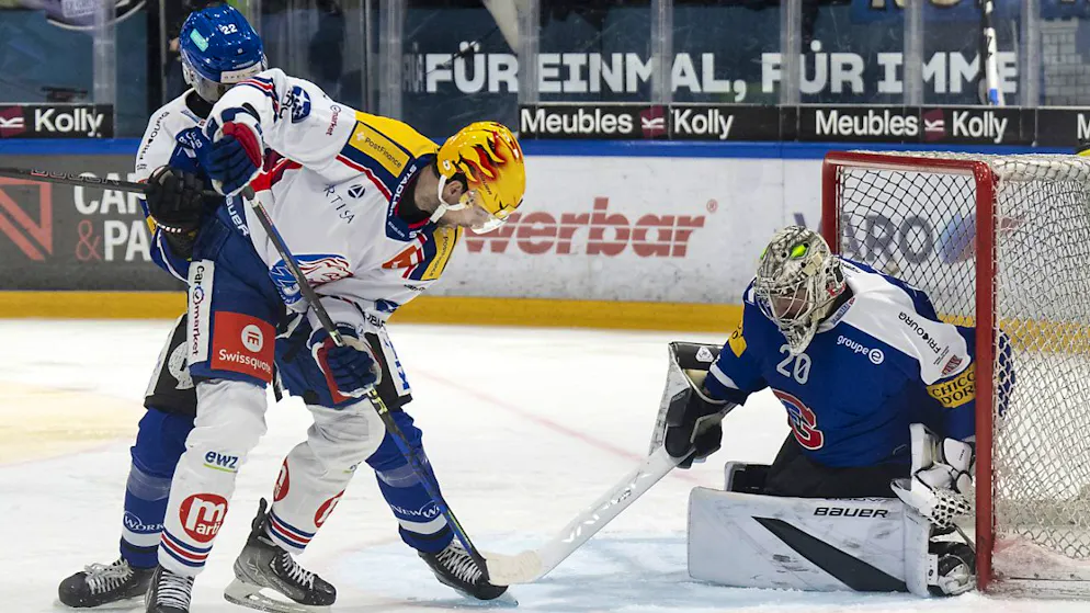 Sieger am 37. Geburtstag: Fribourg-Gottérons Goalie Reto Berra stoppt den ZSC-Topskorer Derek Grant.