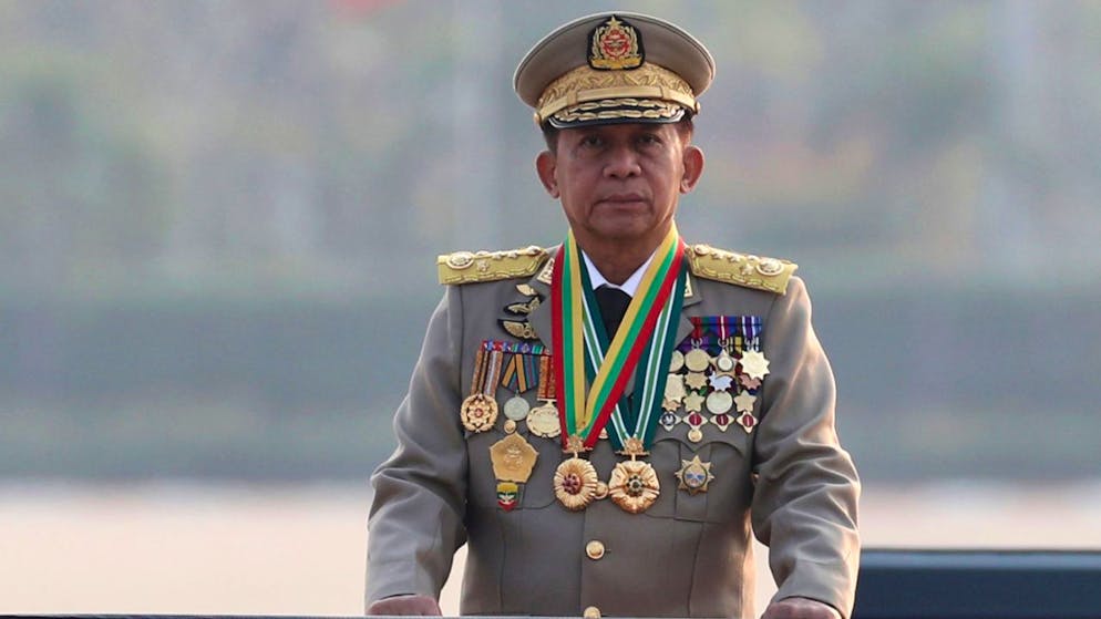 ARCHIV - General Min Aung Hlaing, Chef des Militärrates, inspiziert Offiziere während einer Parade anlässlich des 78. Tages der Streitkräfte Myanmars im März 2023. Foto: Aung Shine Oo/AP/dpa