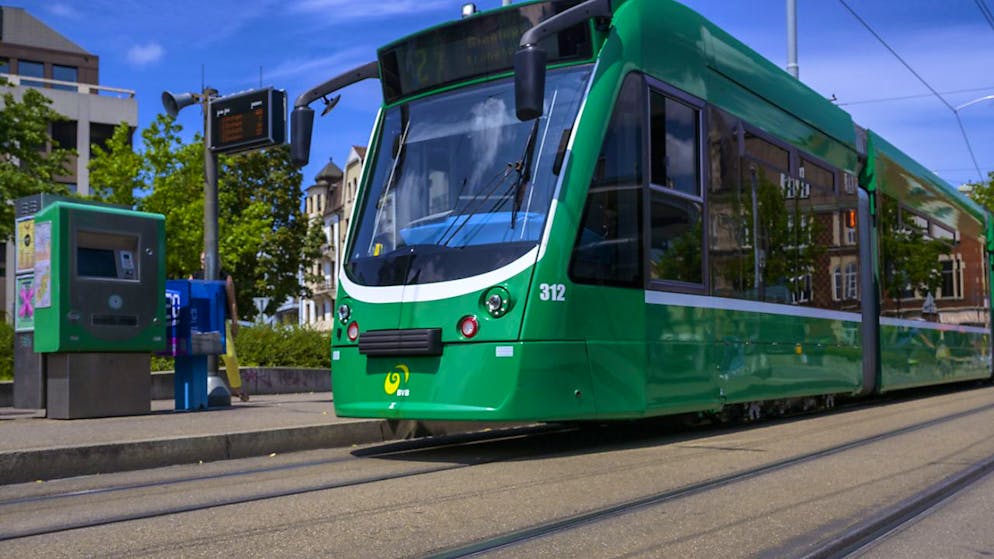 Ein Tram der Basler Verkehrsbetriebe auf dem Wettsteinplatz. (Archivbild)