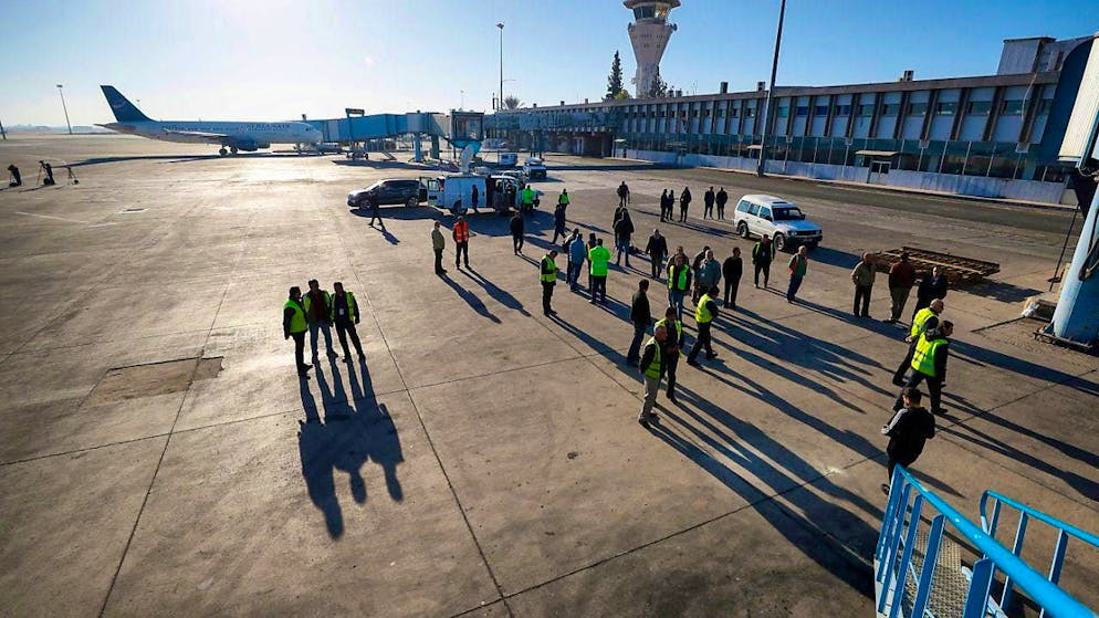 dpatopbilder - Ground staff prepare a Syrian Air plane for takeoff as the airport in Damascus, Syria, reopens for domestic flights. Photo: Omar Sanadiki/AP/dpa