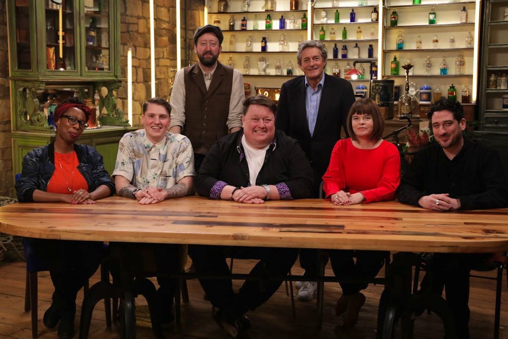 «Bares für Rares» international: In Marokko ist Horst Lichter eine Frau. Auch der britische Ableger «The Bidding Room» mit Moderator Nigel Havers (oben rechts stehend) ist ein Publikumsrenner.