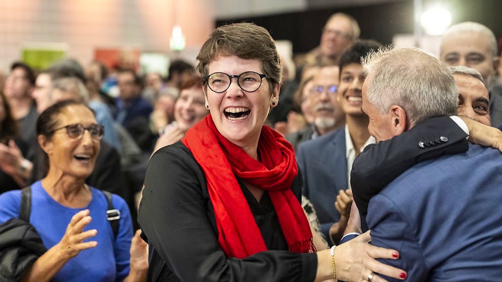 Die Präsidentin der SP Basel-Stadt, Lisa Mathys, Mitte, freut sich über einen Sitzgewinn bei den Gesamterneuerungswahlen im Oktober.