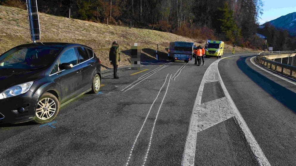 Ein Autofahrer ist in Trin GR in eine Böschung gefahren.