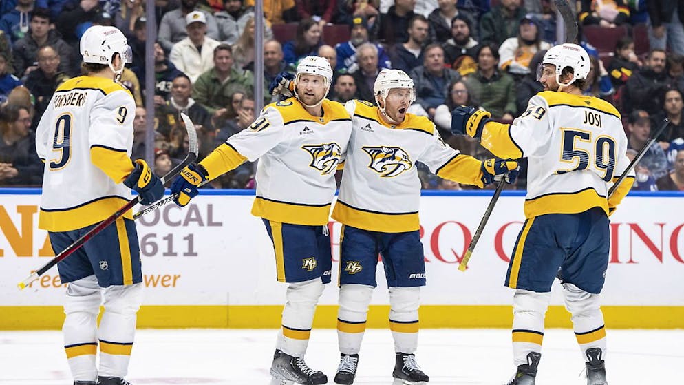 Roman Josi (rechts) kann mit seinen Teamkollegen endlich wieder jubeln