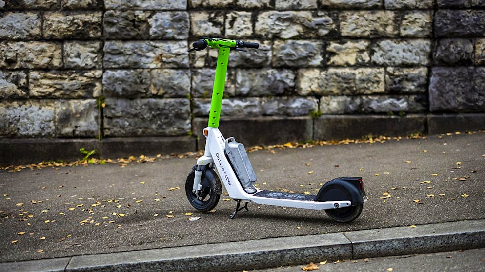 Il 1° febbraio a Barcellona, in Spagna, entrerà in vigore un'ordinanza che sanziona con multe fino a 500 euro chiunque guidi un monopattino sui marciapiedi. (Foto simbolica)