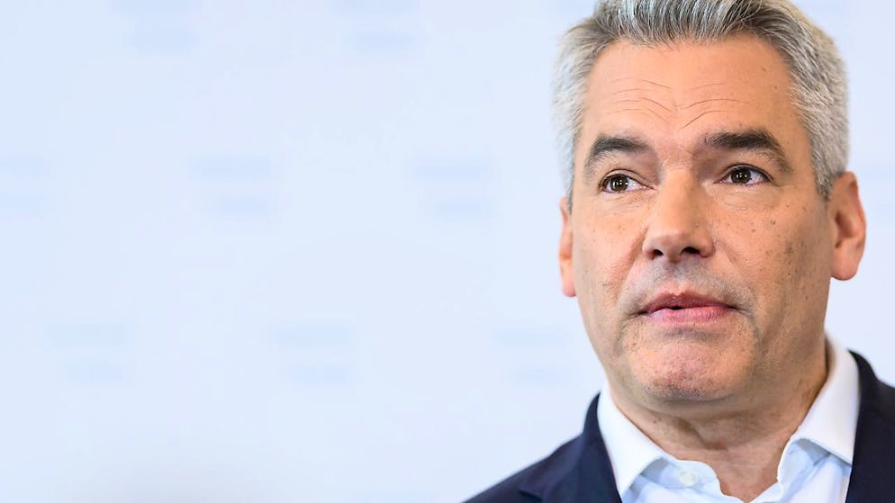 ARCHIV - Der österreichische Bundeskanzler Karl Nehammer (ÖVP) während der beginnenden Sondierungsgespräche im Bundeskanzleramt. Foto: Max Slovencik/APA/dpa