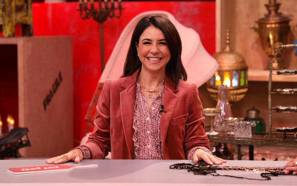 «Bares für Rares» international: In Marokko ist Horst Lichter eine Frau. 2023 startete in Marokko der «Bares für Rares»-Ableger «Akhir Taman», moderiert wird die Sendung von der in ihrer Heimat bekannten Schauspielerin Samia Akariou.