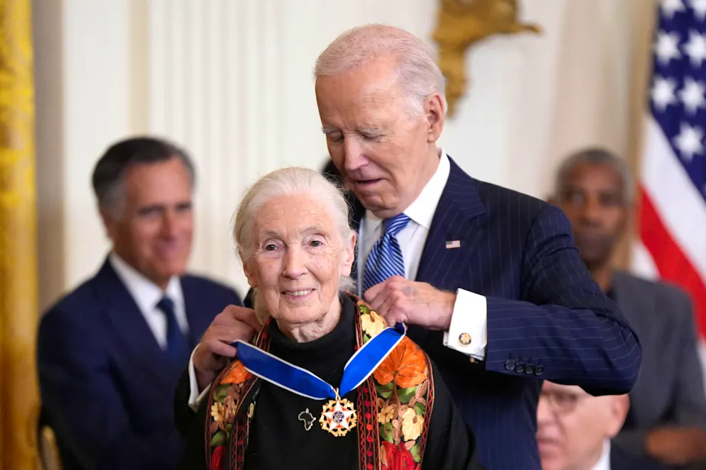 Von Bono bis Messi: Biden ehrt Promis mit Freiheitsmedaille - Gallery. Zu den Prominenten, die geehrt wurden, gehörte auch die Tierschützerin und Affenforscherin Jane Goodall.